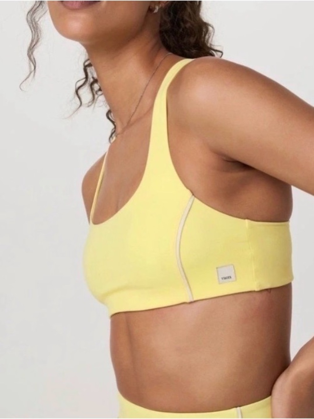 Vuori Daily Piped Bra in sunshine Yellow, NWT Size Large